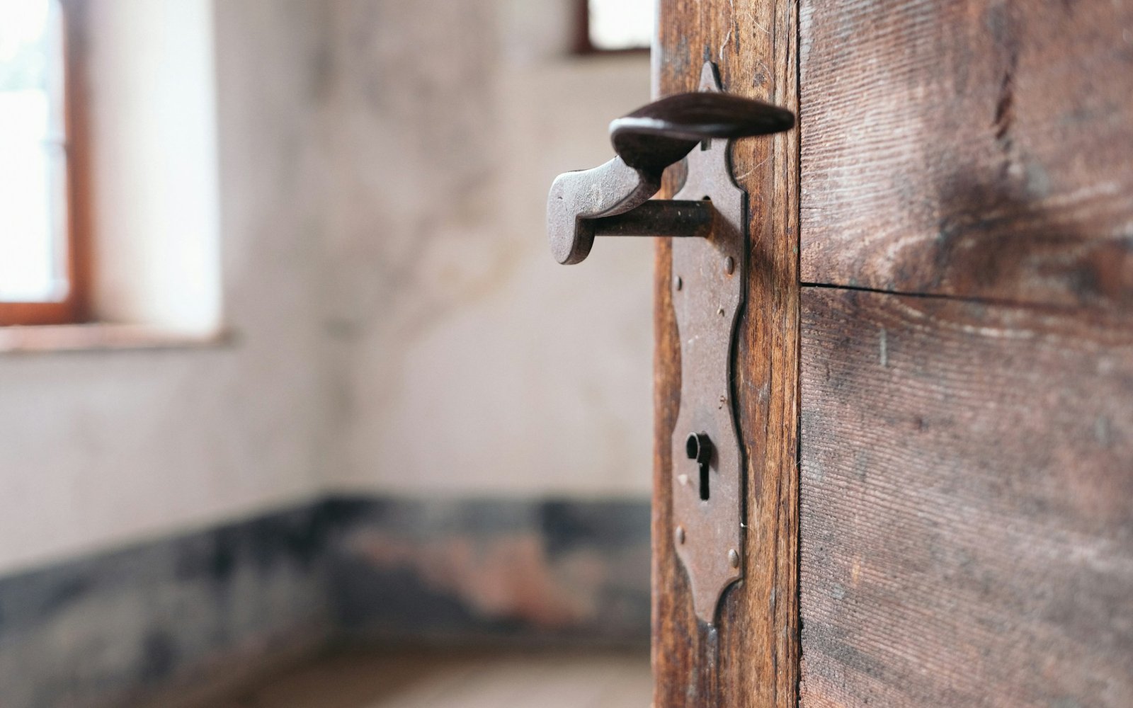 Lockerer Türgriff an einer Tür